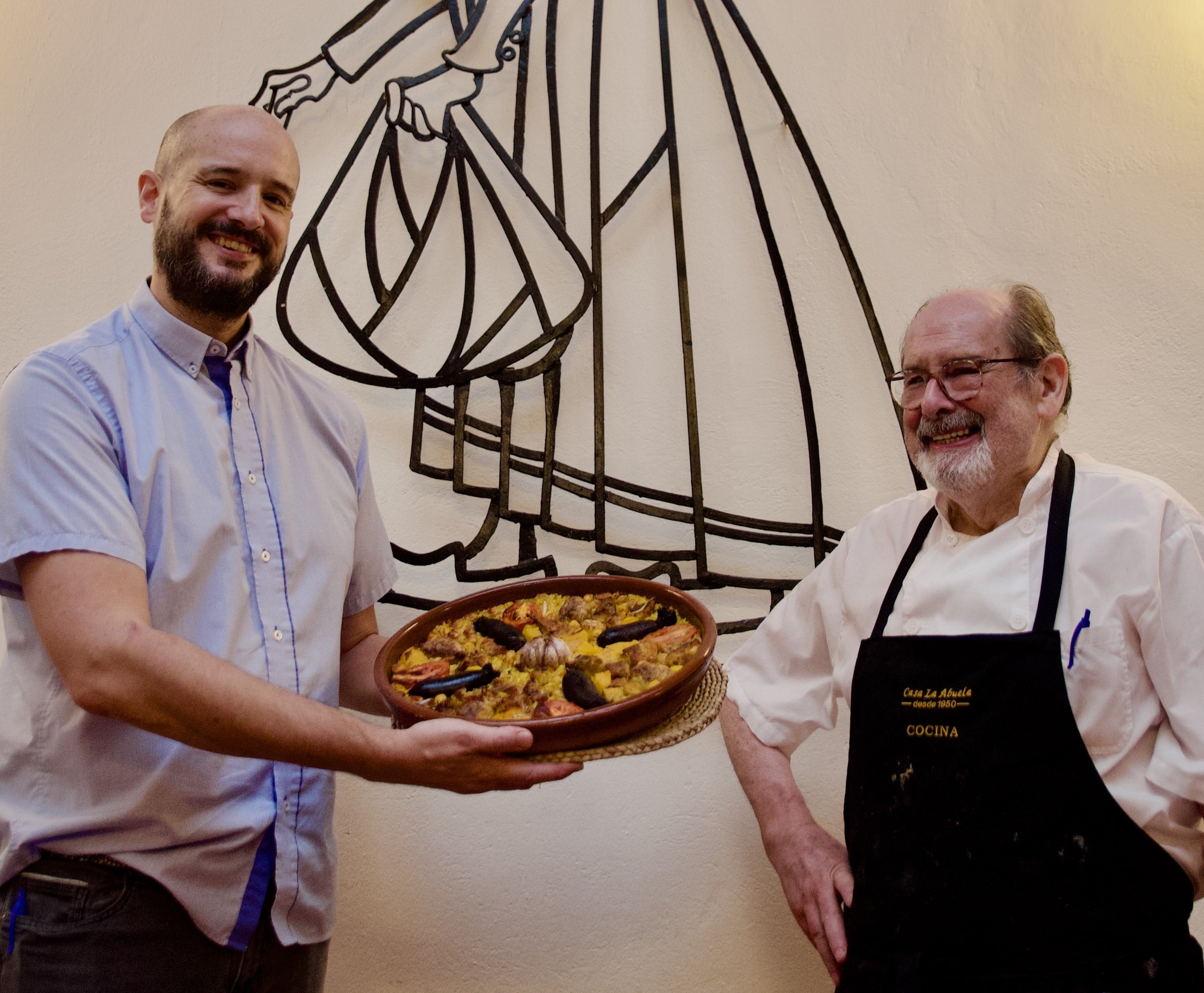 Ricardo Reig y Pepe Reig, tercera y segunda generación de la Casa, muestran su plato estrella: el arròs al forn.