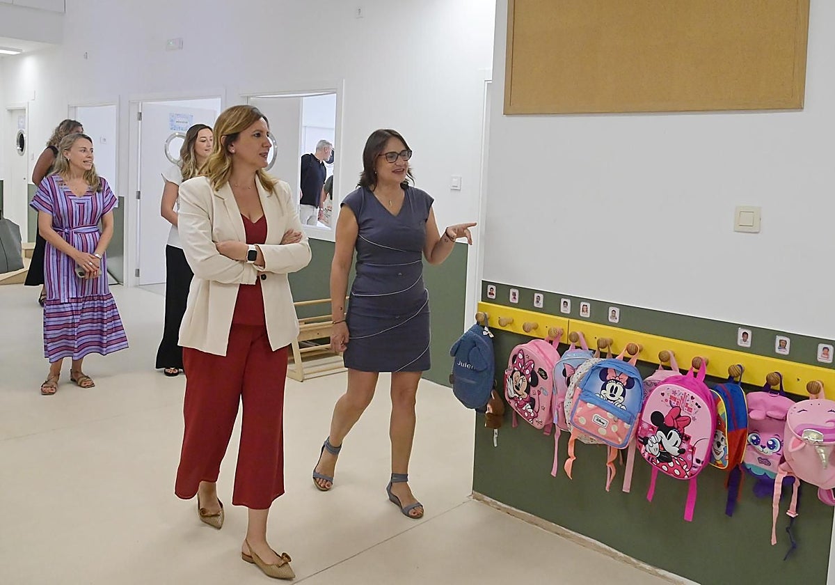 La alcaldesa de Valencia, María José Catalá, en la visita a una escoleta.