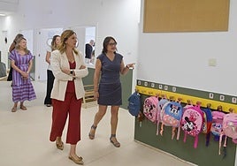 La alcaldesa de Valencia, María José Catalá, en la visita a una escoleta.