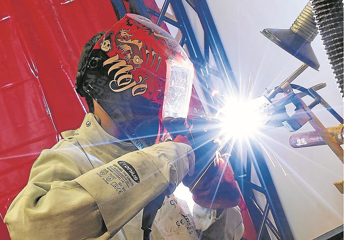 Estudiante en una prueba de soldadura en el Campeonato Autonómico de FP.