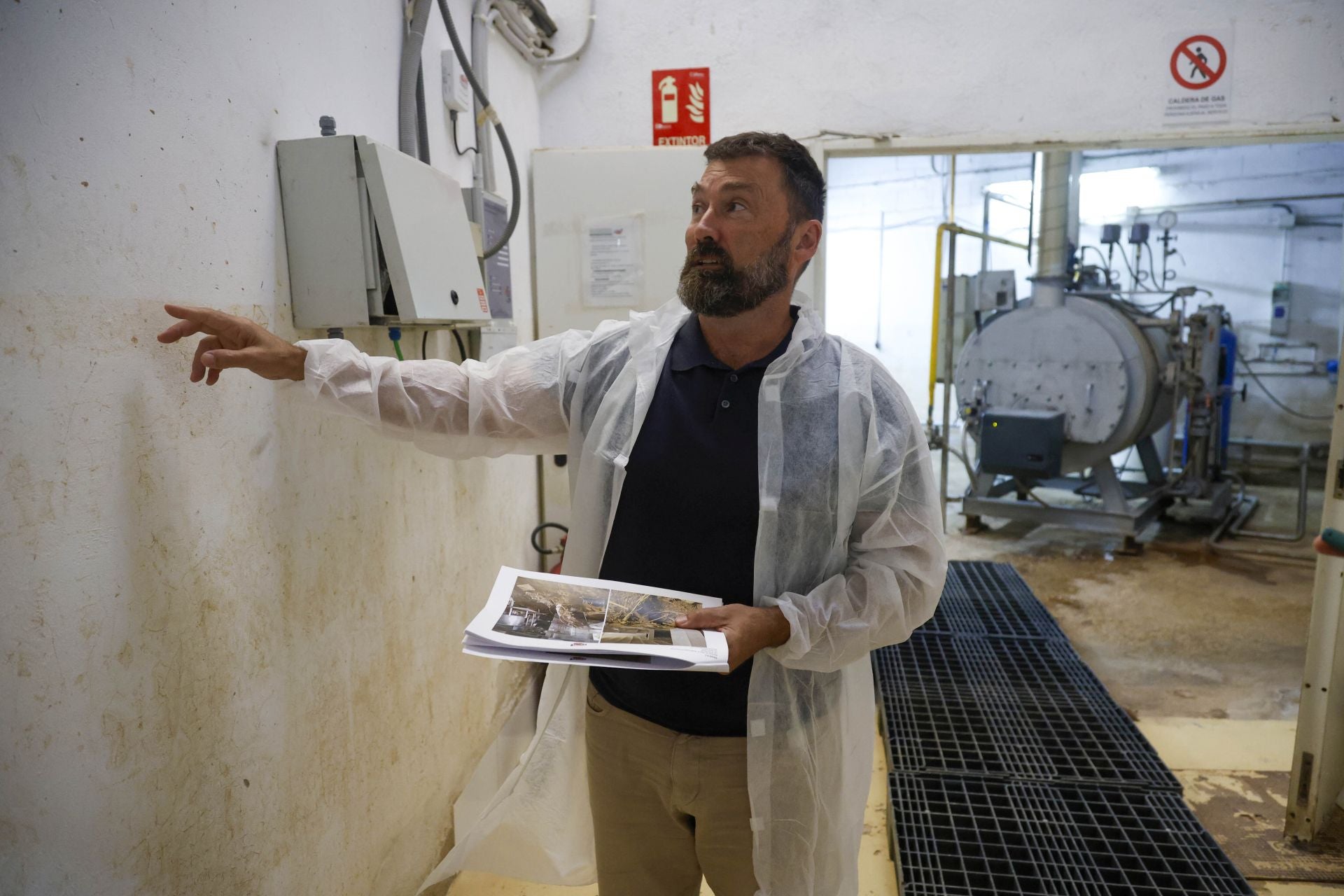 Antes y después de la fábrica de Monchitos de Paiporta tras la dana