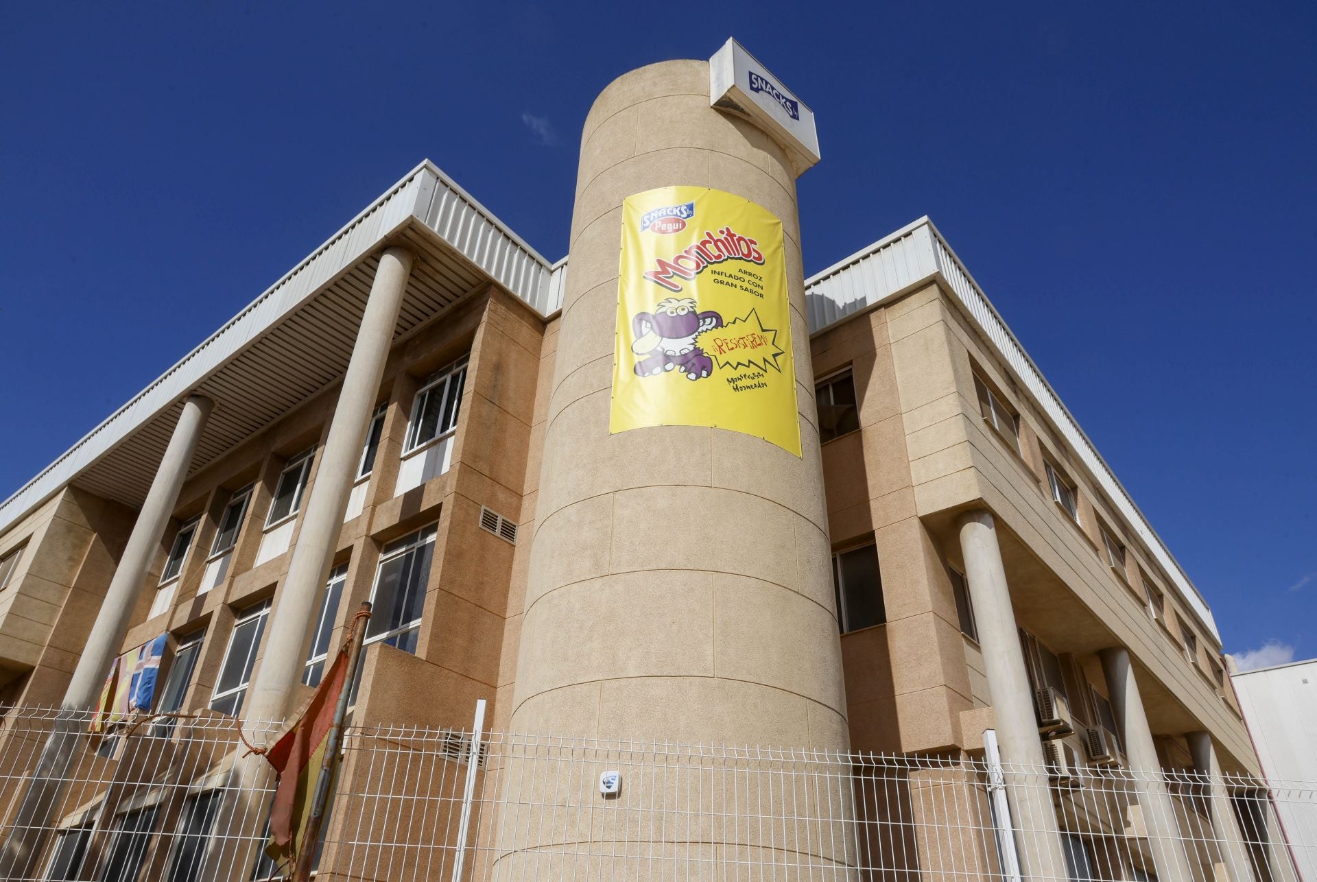 Antes y después de la fábrica de Monchitos de Paiporta tras la dana