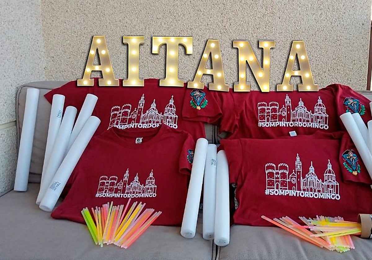 Imagen principal - Luces de colores, camisetas y pulseras que han preparado los falleros de Pintor Domingo para animar a Aitana.