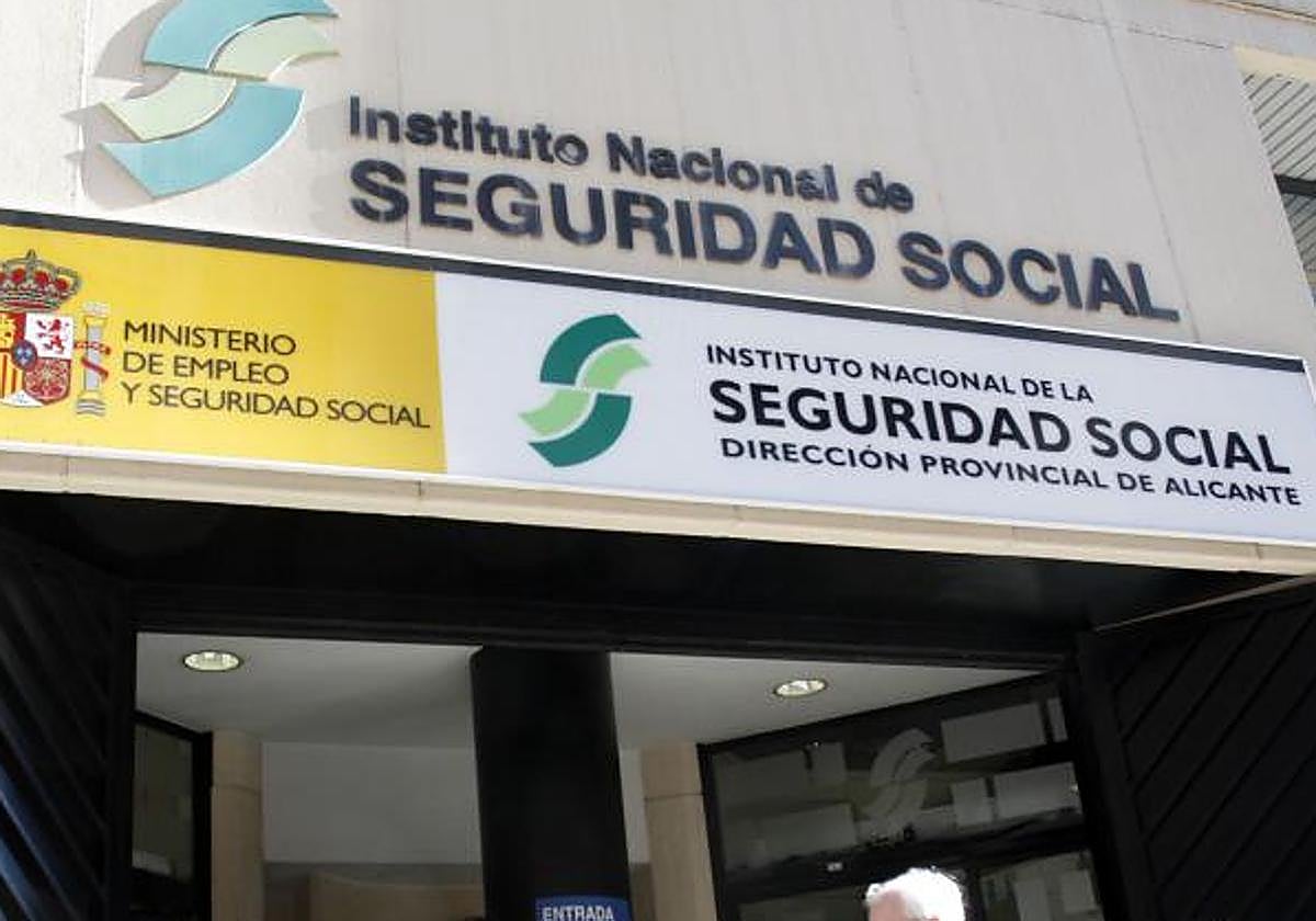 Acceso de la delegación provincial del Instituto Nacional de la Seguridad Social en Alicante, en una imagen de archivo.