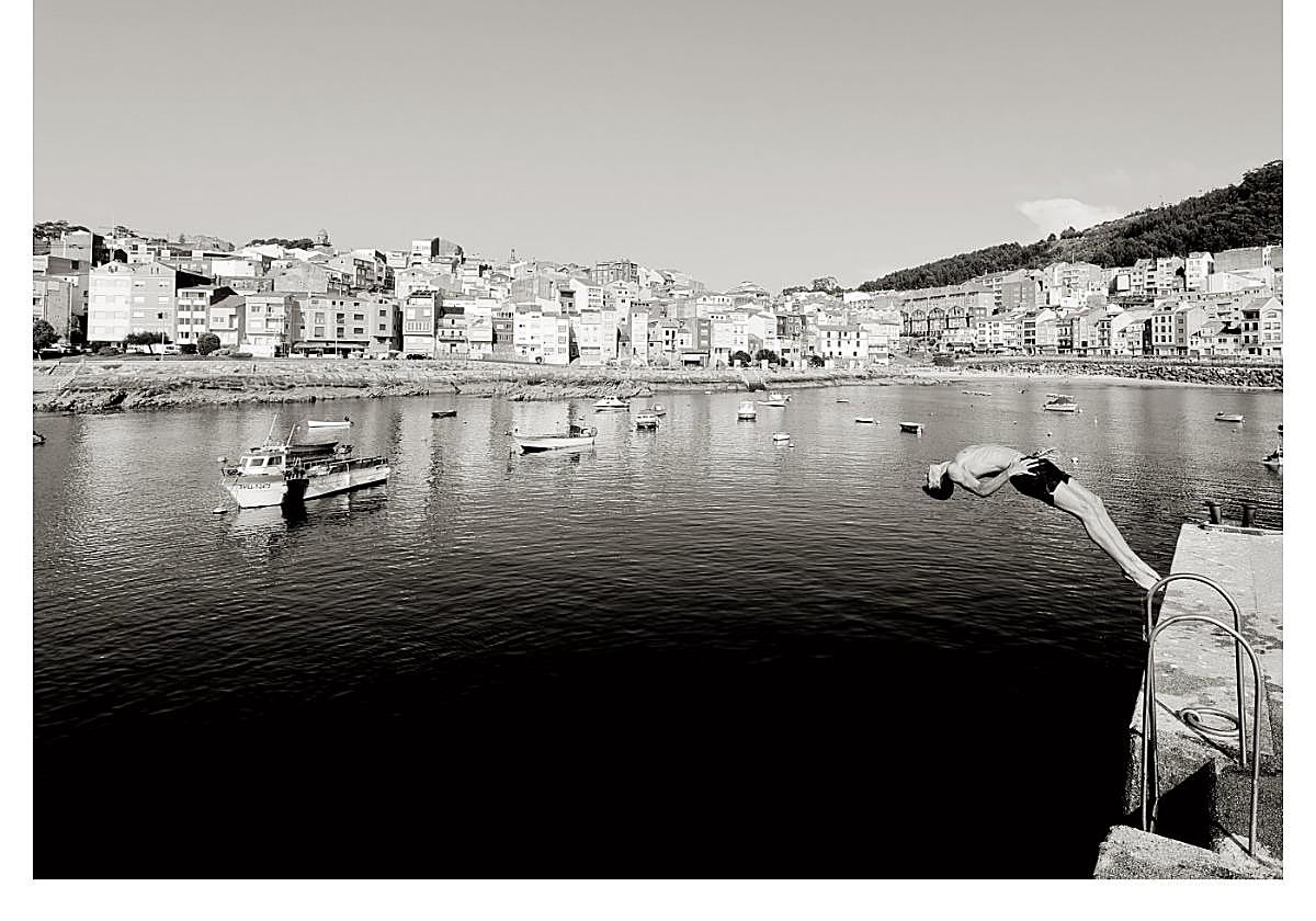 Paisaje de verano con fondo oscuro