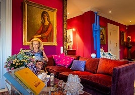 Mayrén Beneyto, en el salón de su casa en Valencia, que preside una escultura de Miquel Navarro y un retrato suyo.