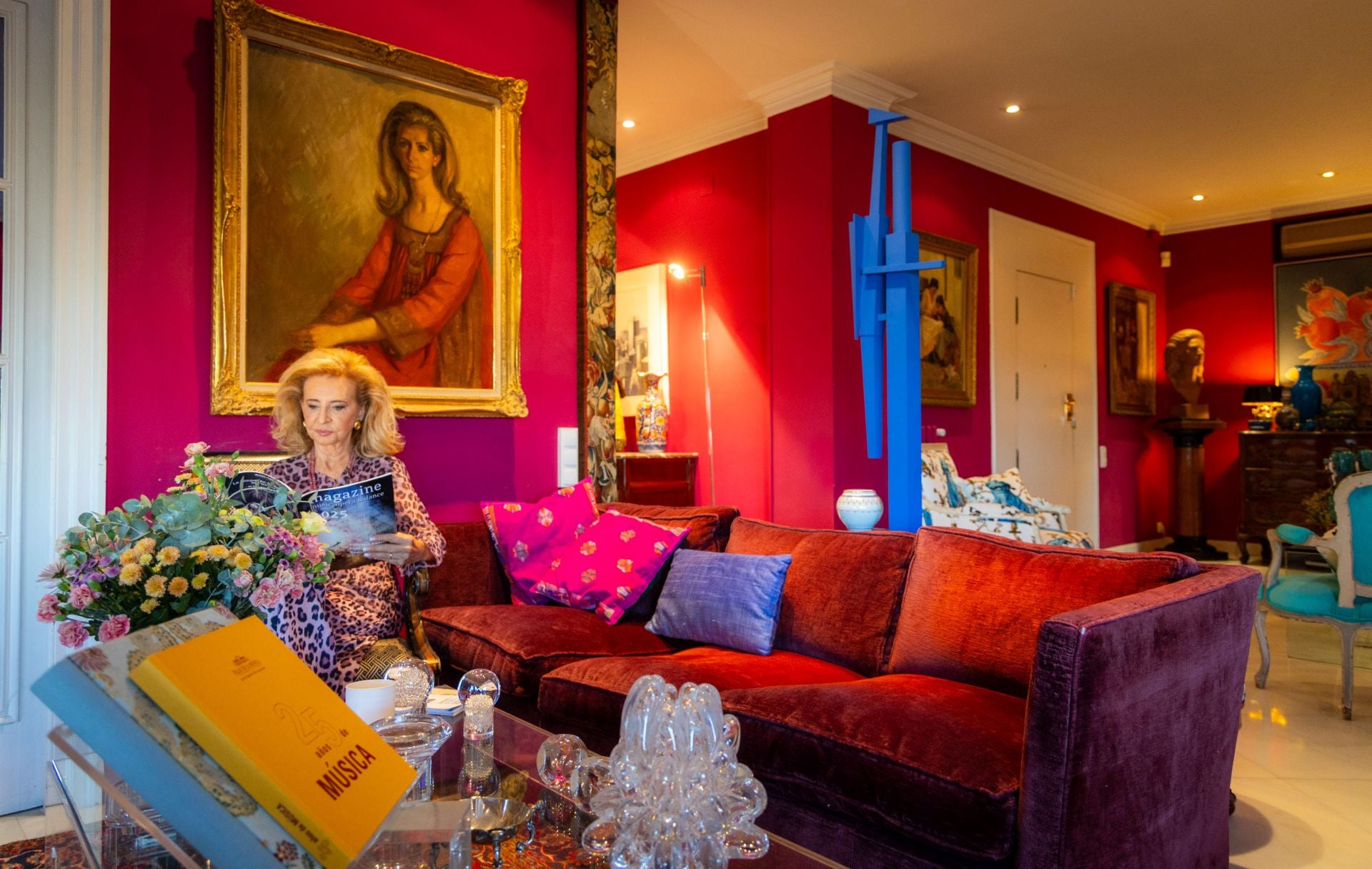 Mayrén Beneyto, en el salón de su casa en Valencia, que preside una escultura de Miquel Navarro y un retrato suyo.