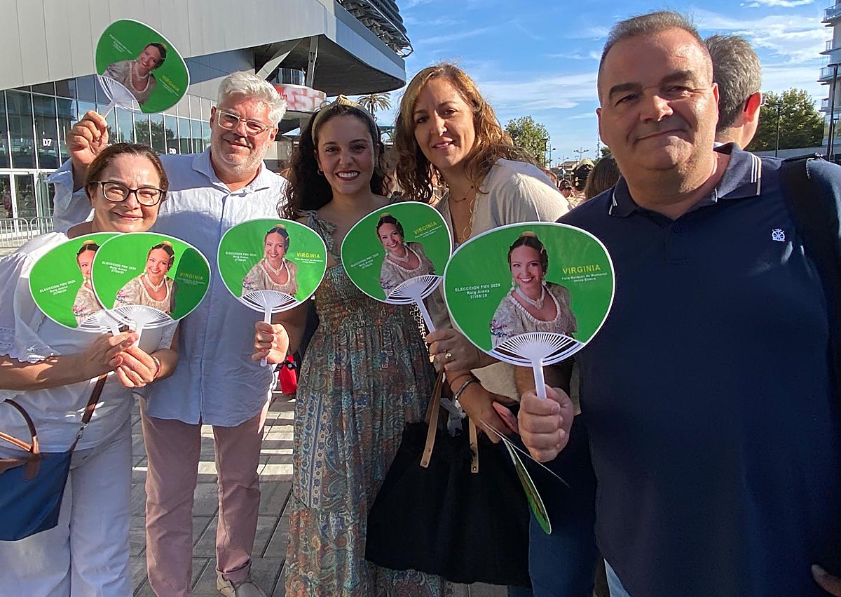 Imagen secundaria 1 - Ambiente a las puertas del Roig Arena antes de la gala de elección de cortes de honor.