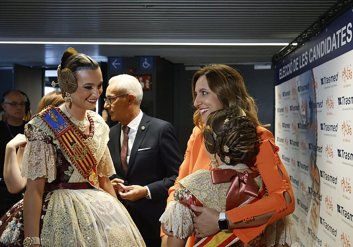 La alcaldesa de Valencia, María José Catalá, junto a las falleras mayores de 2025, Berta Peiró y Lucía García.