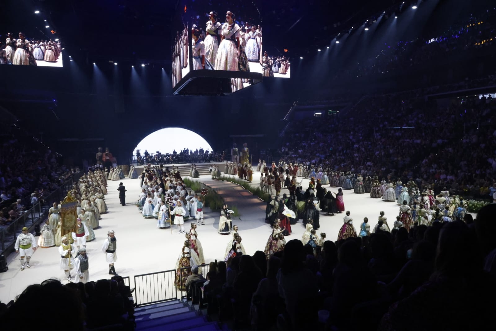 FOTOS | Las mejores imágenes de la gala fallera en el Roig Arena