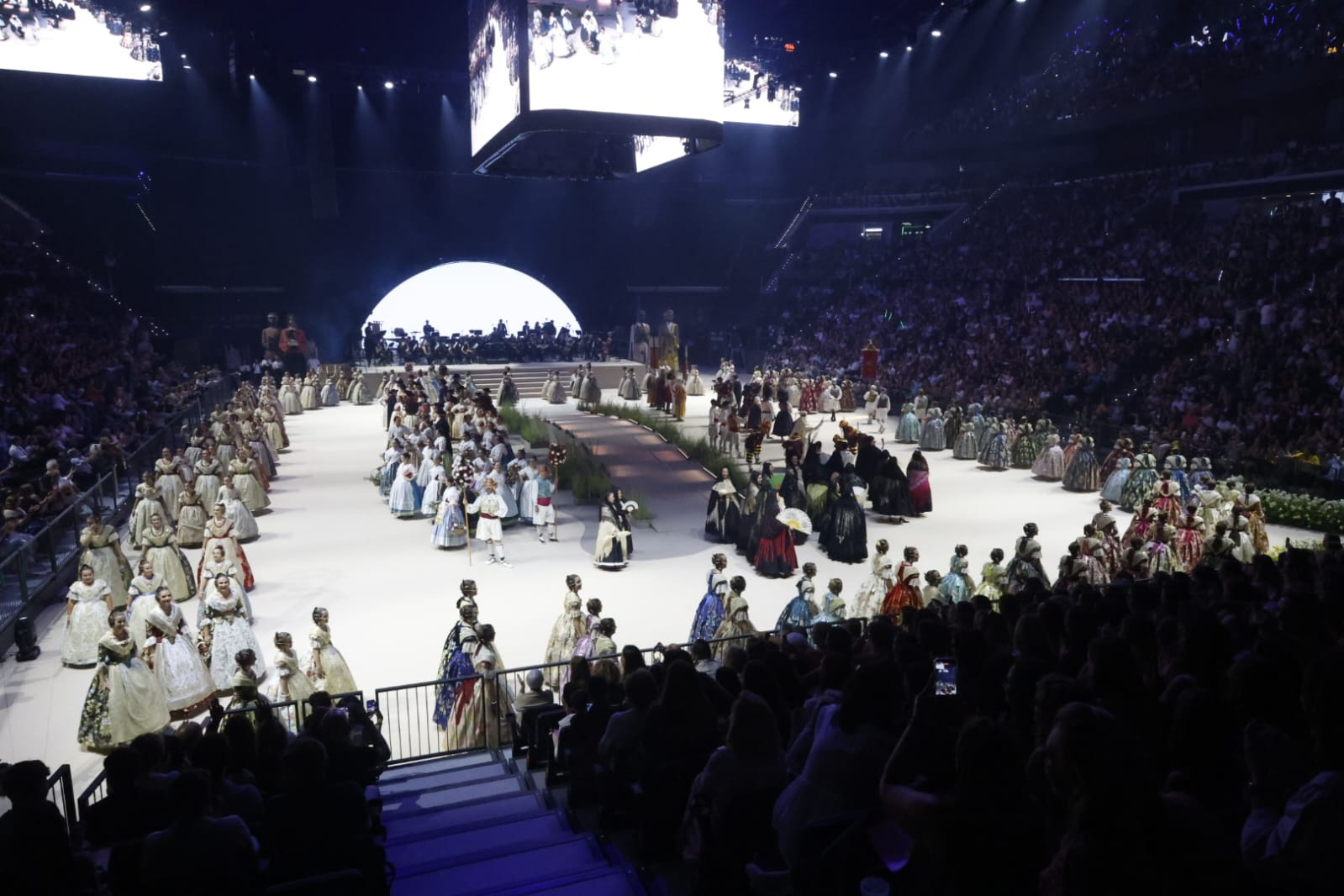 FOTOS | Las mejores imágenes de la gala fallera en el Roig Arena