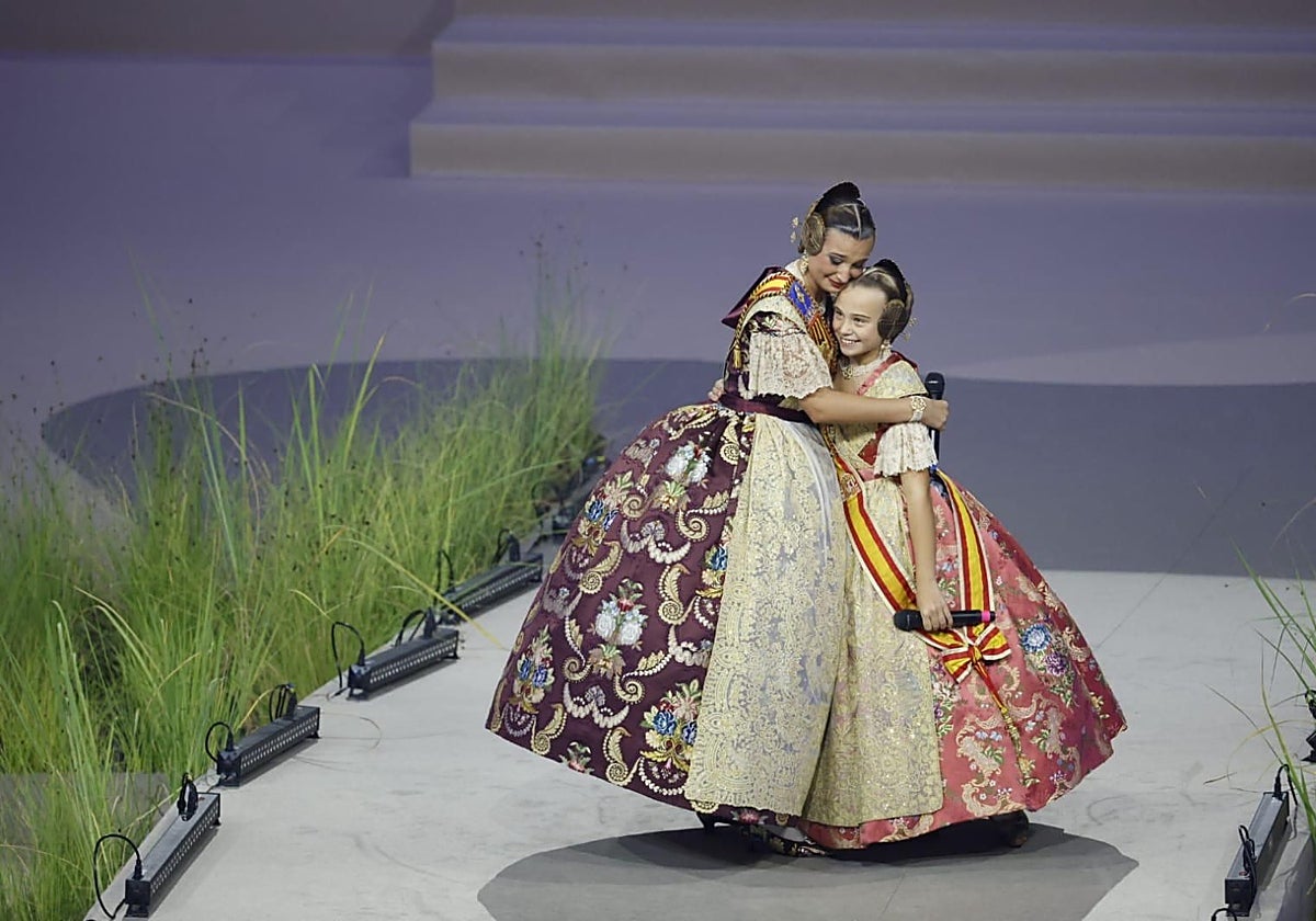 Berta Peiró y Lucía García, durante su discurso.
