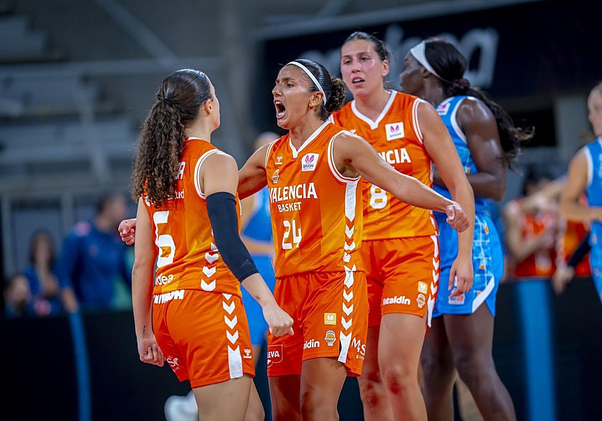 Hind Ben Abdelkader, celebrando junto a sus compañeras del Valencia Basket, ante el Perfumerías Avenida en la semifinal de la Supercopa.