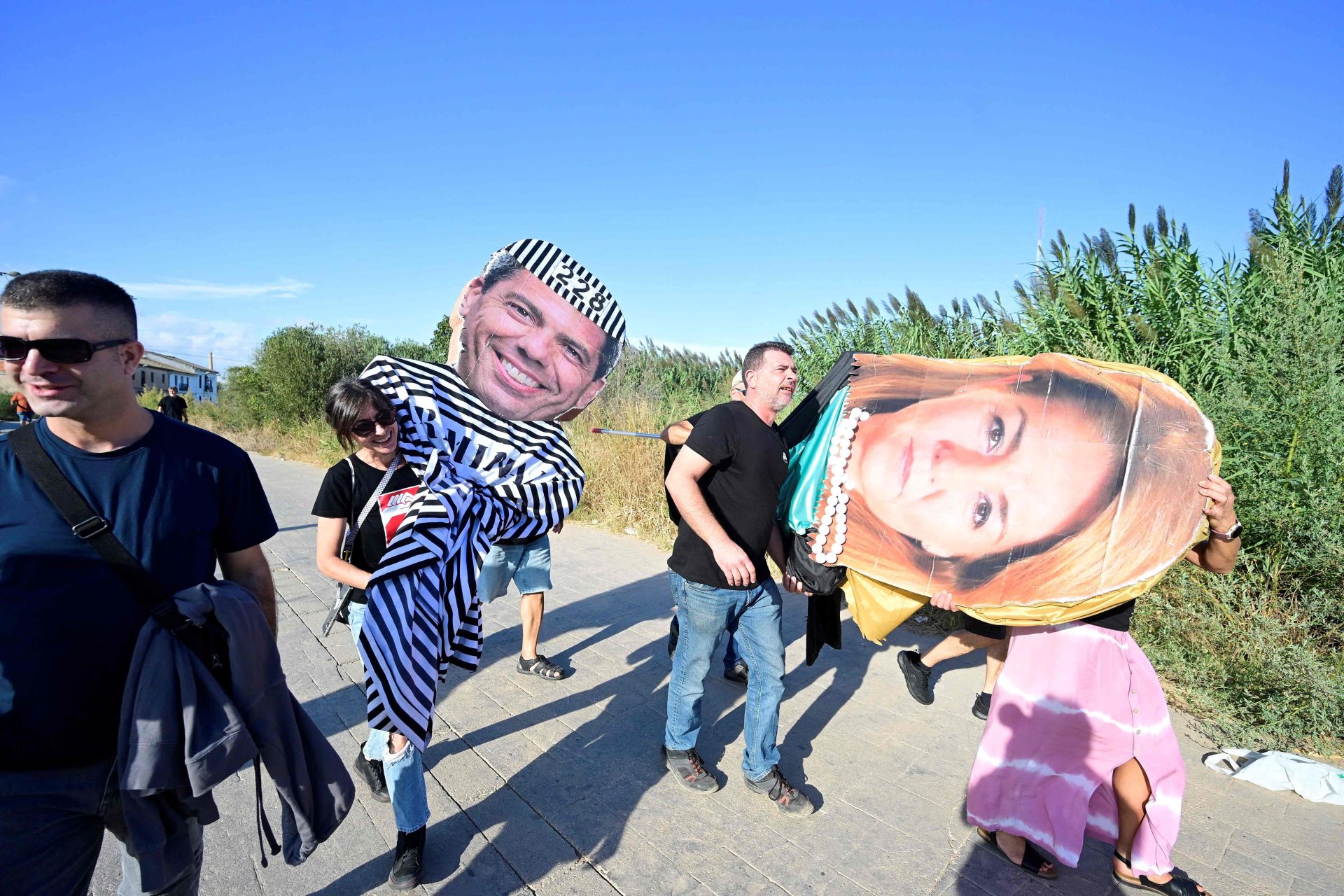 FOTOS | Dos manifestaciones salen desde Paiporta y Valencia para pedir la dimisión de Mazón