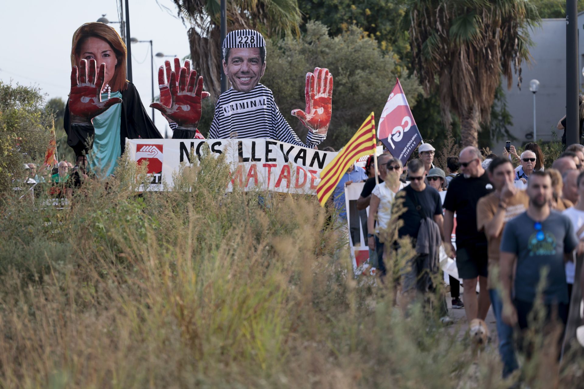 FOTOS | Dos manifestaciones salen desde Paiporta y Valencia para pedir la dimisión de Mazón