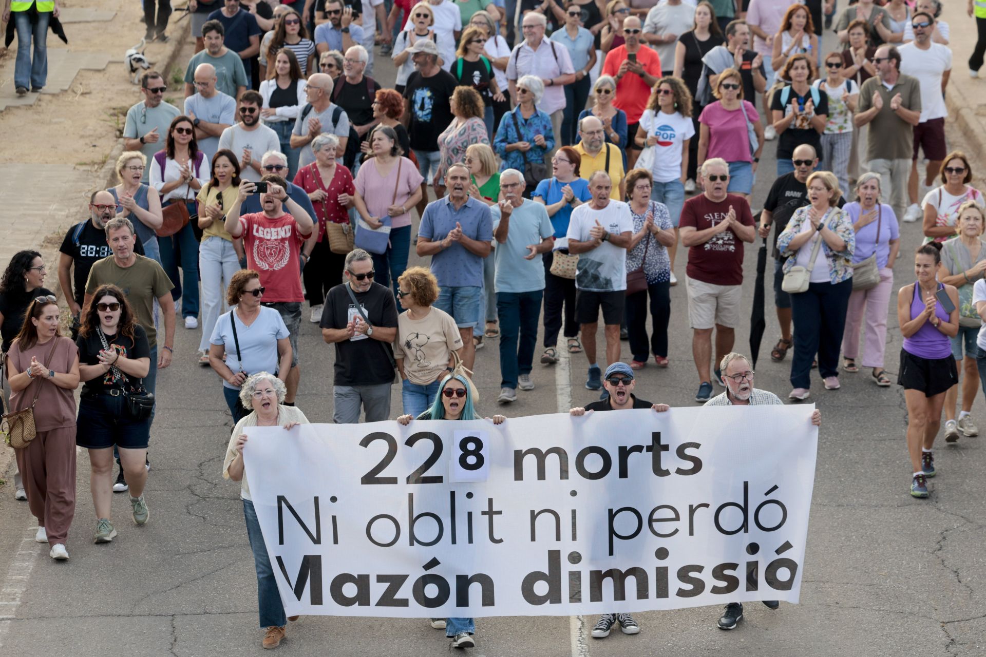 FOTOS | Dos manifestaciones salen desde Paiporta y Valencia para pedir la dimisión de Mazón