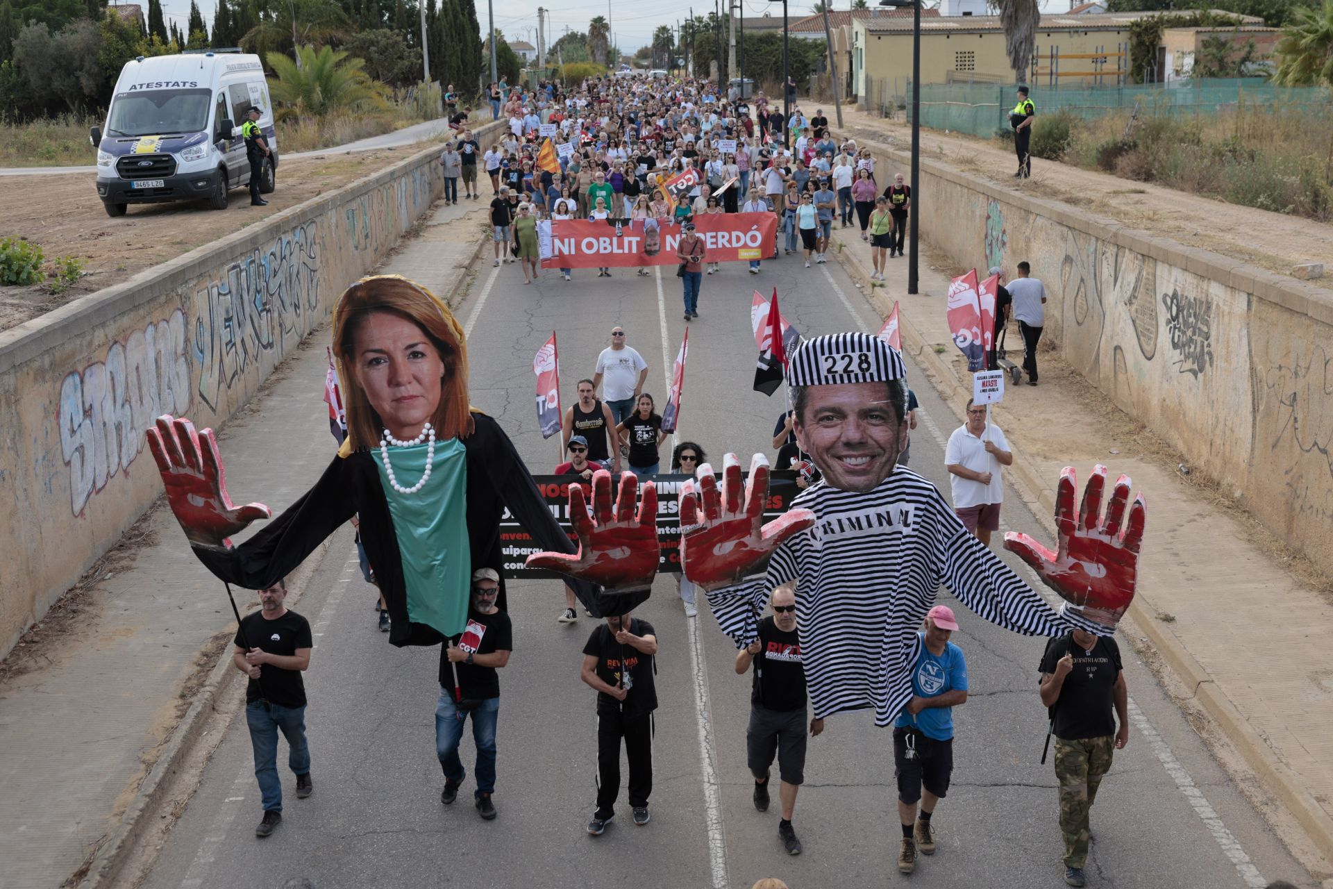 FOTOS | Dos manifestaciones salen desde Paiporta y Valencia para pedir la dimisión de Mazón