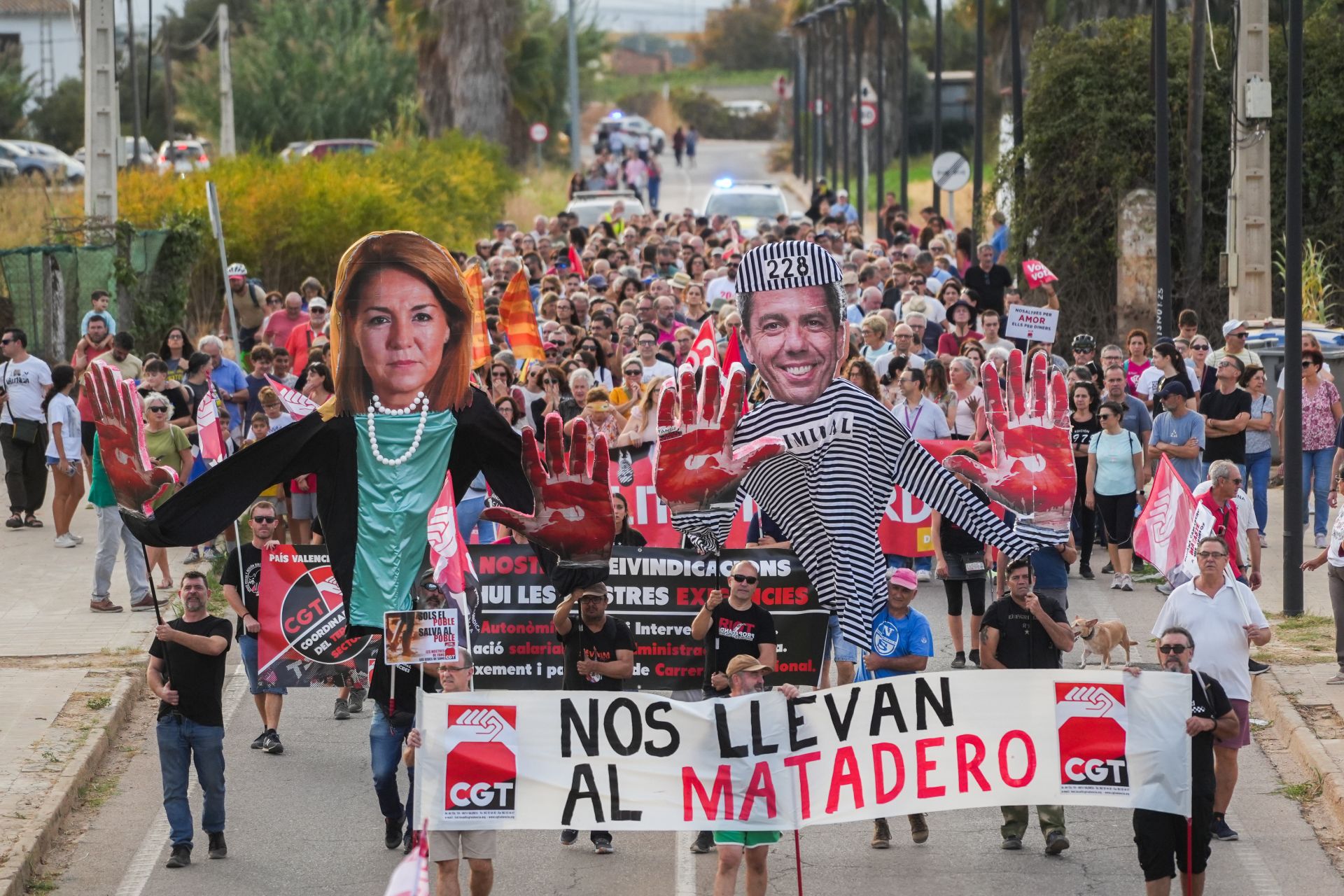 FOTOS | Dos manifestaciones salen desde Paiporta y Valencia para pedir la dimisión de Mazón