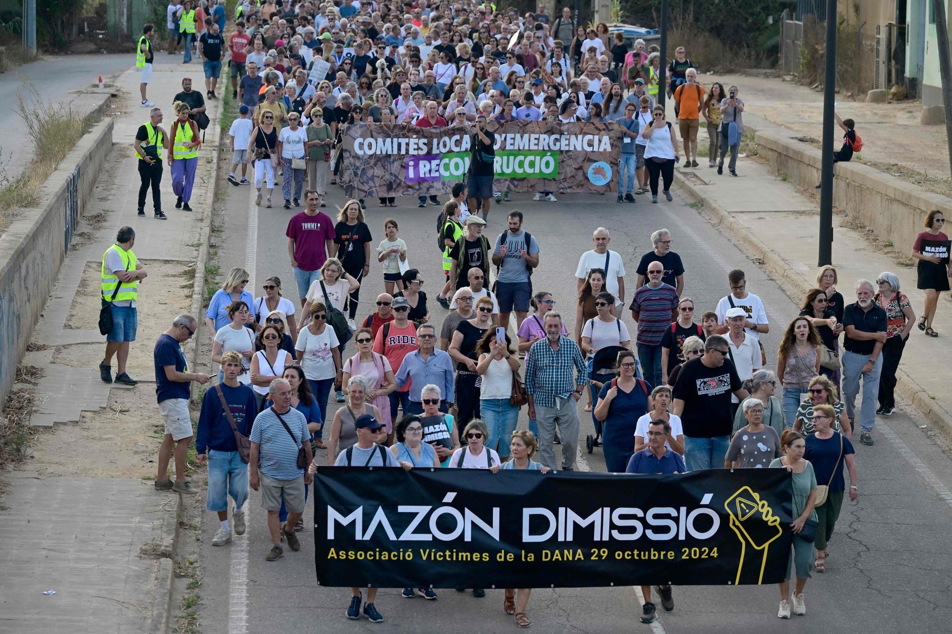 FOTOS | Dos manifestaciones salen desde Paiporta y Valencia para pedir la dimisión de Mazón