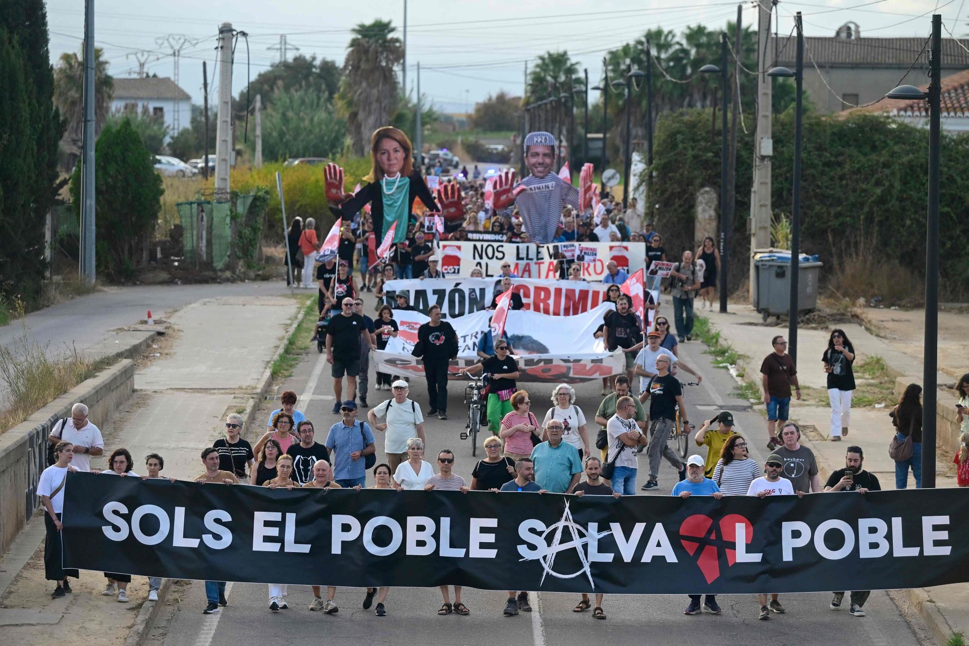 FOTOS | Dos manifestaciones salen desde Paiporta y Valencia para pedir la dimisión de Mazón