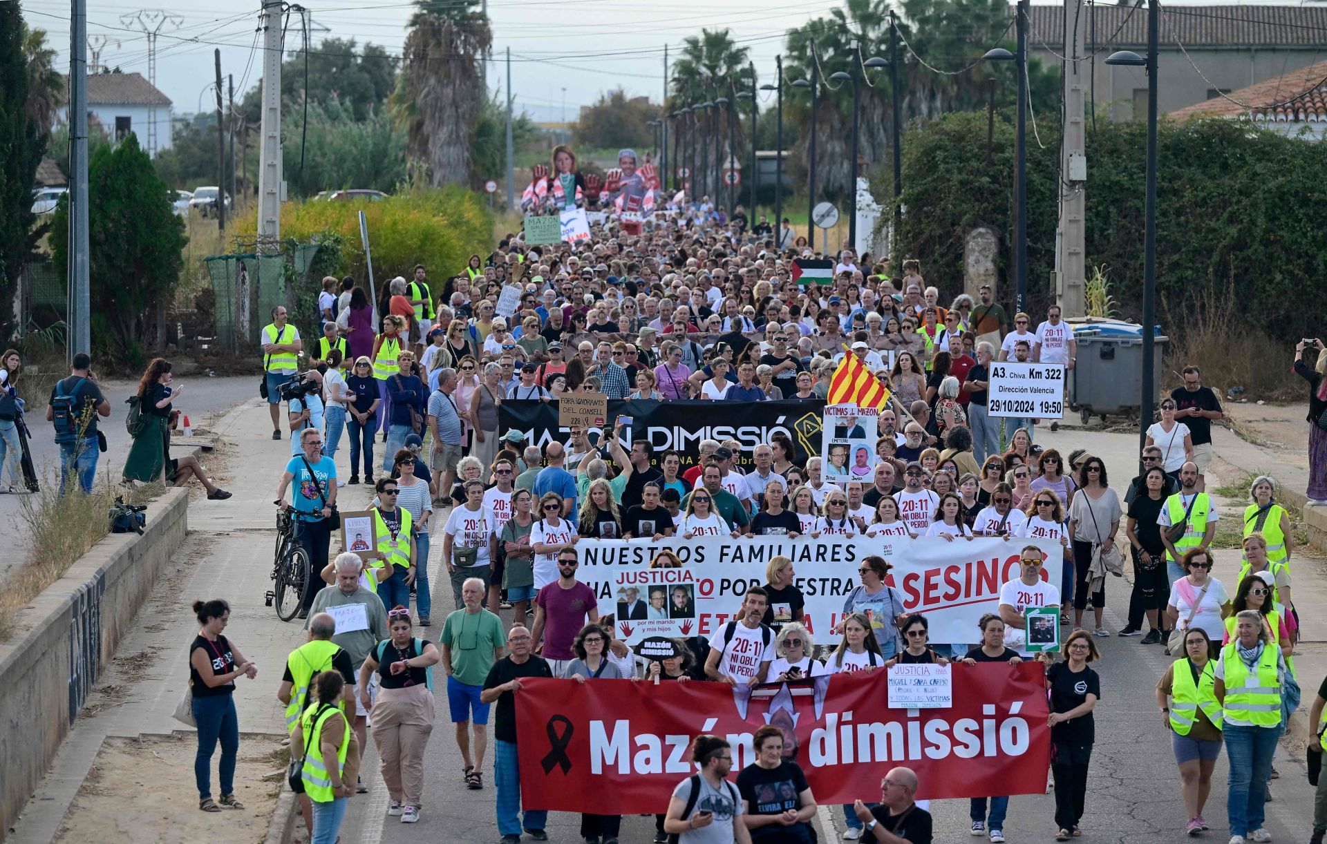 FOTOS | Dos manifestaciones salen desde Paiporta y Valencia para pedir la dimisión de Mazón