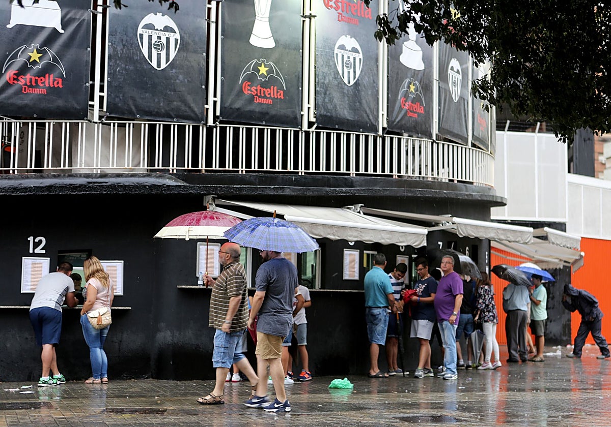 Los alrededores de Mestalla, en una jornada con lluvia.