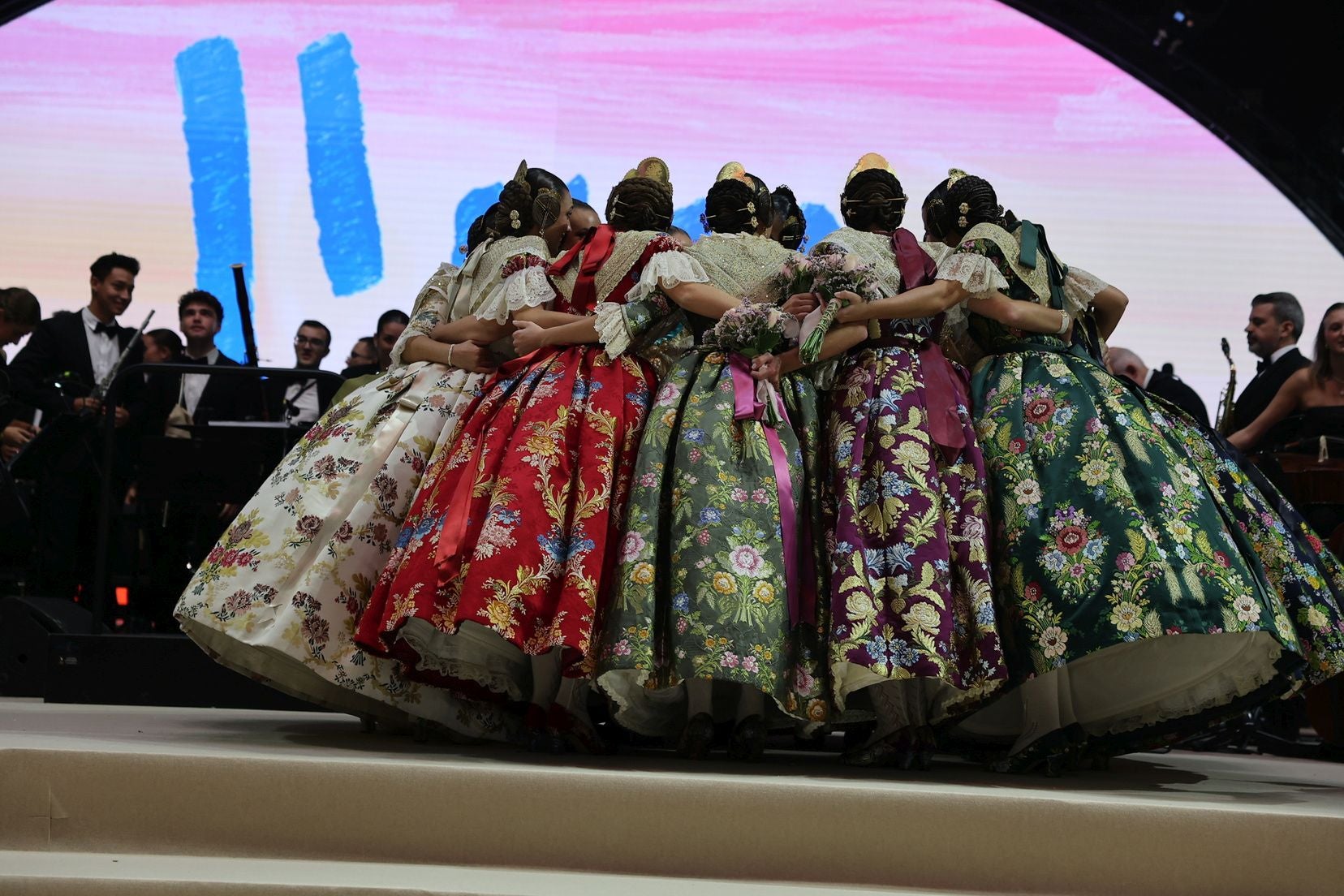 FOTOS | Las mejores imágenes de la gala fallera en el Roig Arena