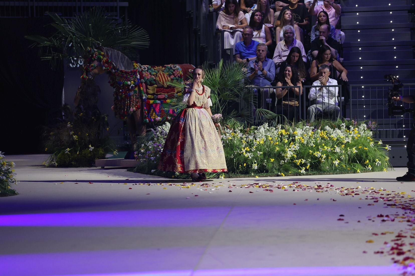 FOTOS | Las mejores imágenes de la gala fallera en el Roig Arena