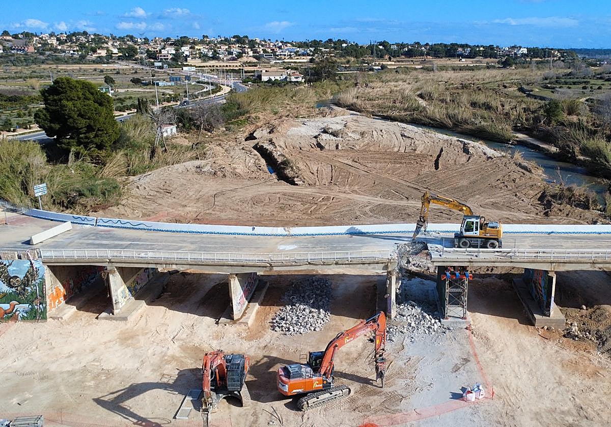 Reconstrucción de un puente en Riba-roja, en la CV-336, el pasado septiembre.