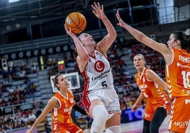 Merrit Hempe, anotando ante el Valencia Basket en la final de la Supercopa.