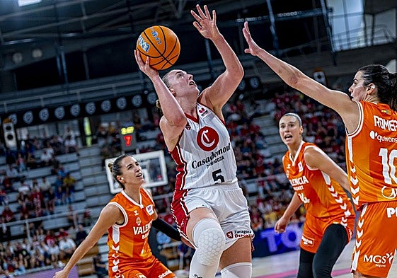 Merrit Hempe, anotando ante el Valencia Basket en la final de la Supercopa.