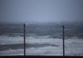 El exhuracán Gabrielle llega desde el Atlántico.