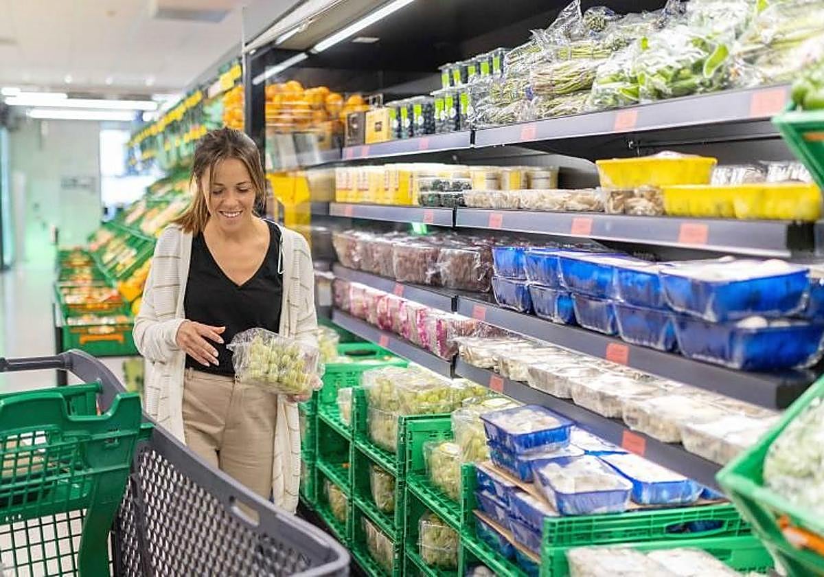 Una mujer compra en Mercadona.