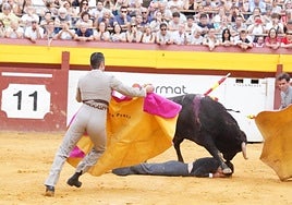 Una imagen de la cogida de Navalón, ya en el suelo.