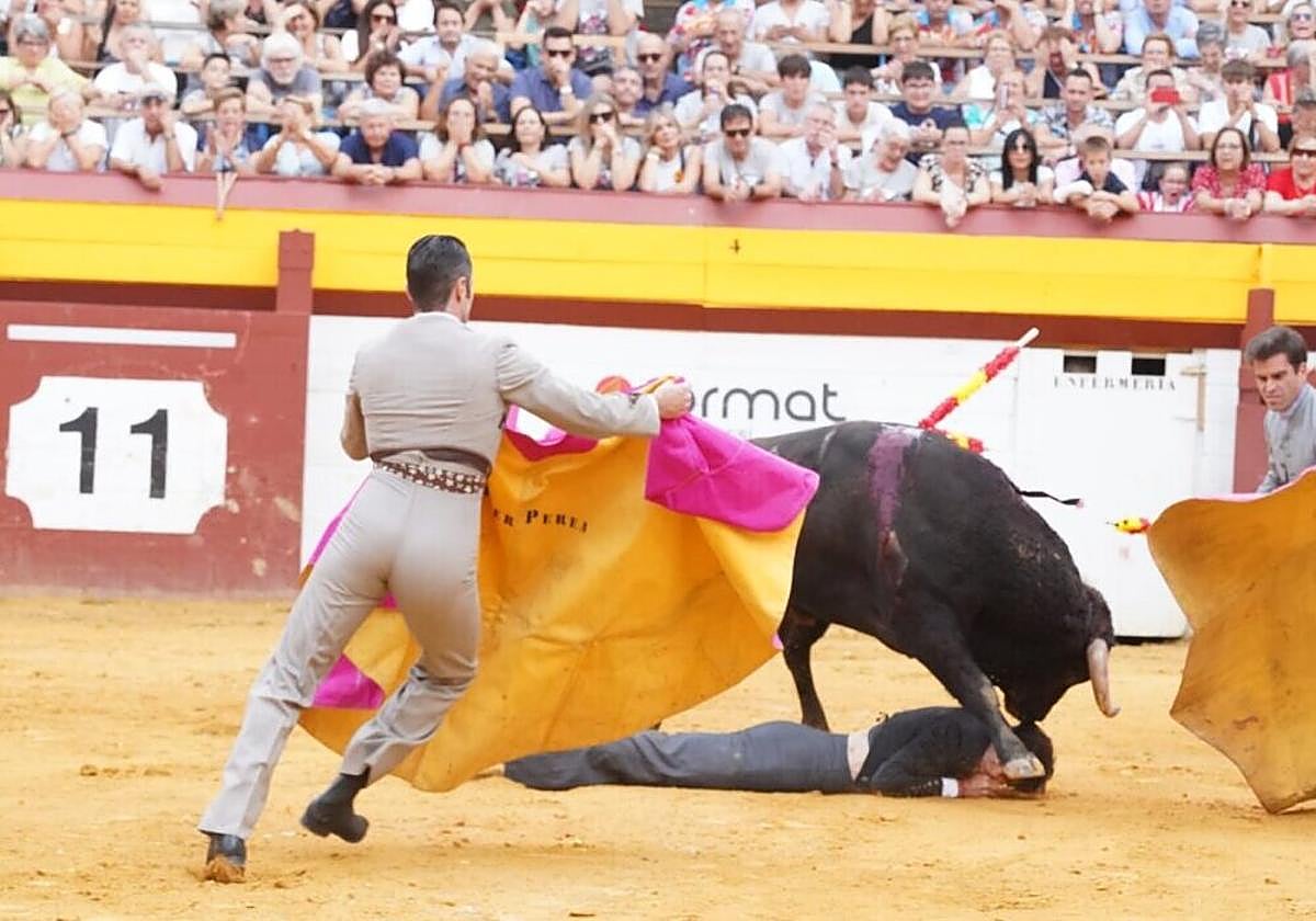 Una imagen de la cogida de Navalón, ya en el suelo.