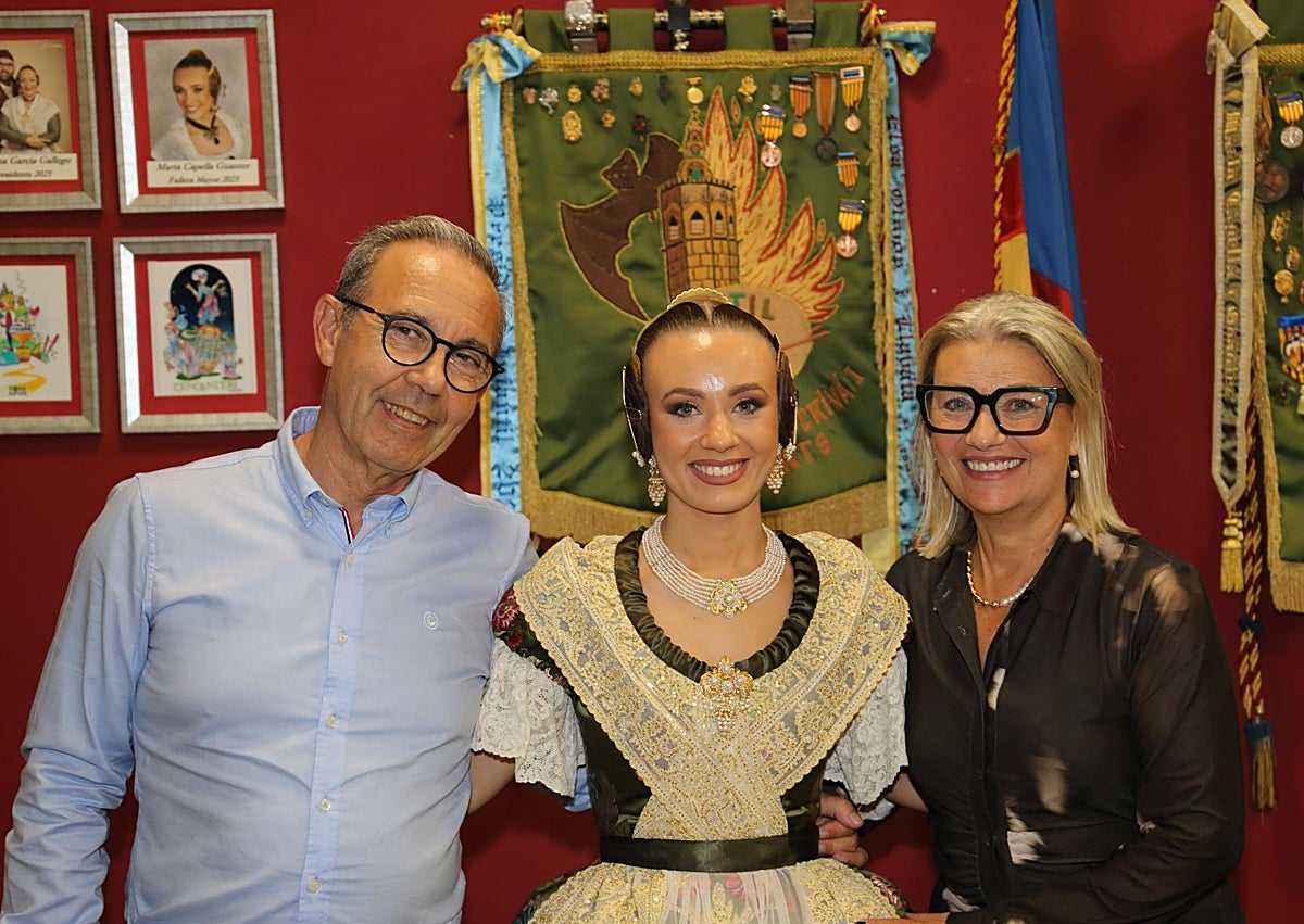 Imagen secundaria 1 - Marta Capella Guanter, en su casal y con sus padres.