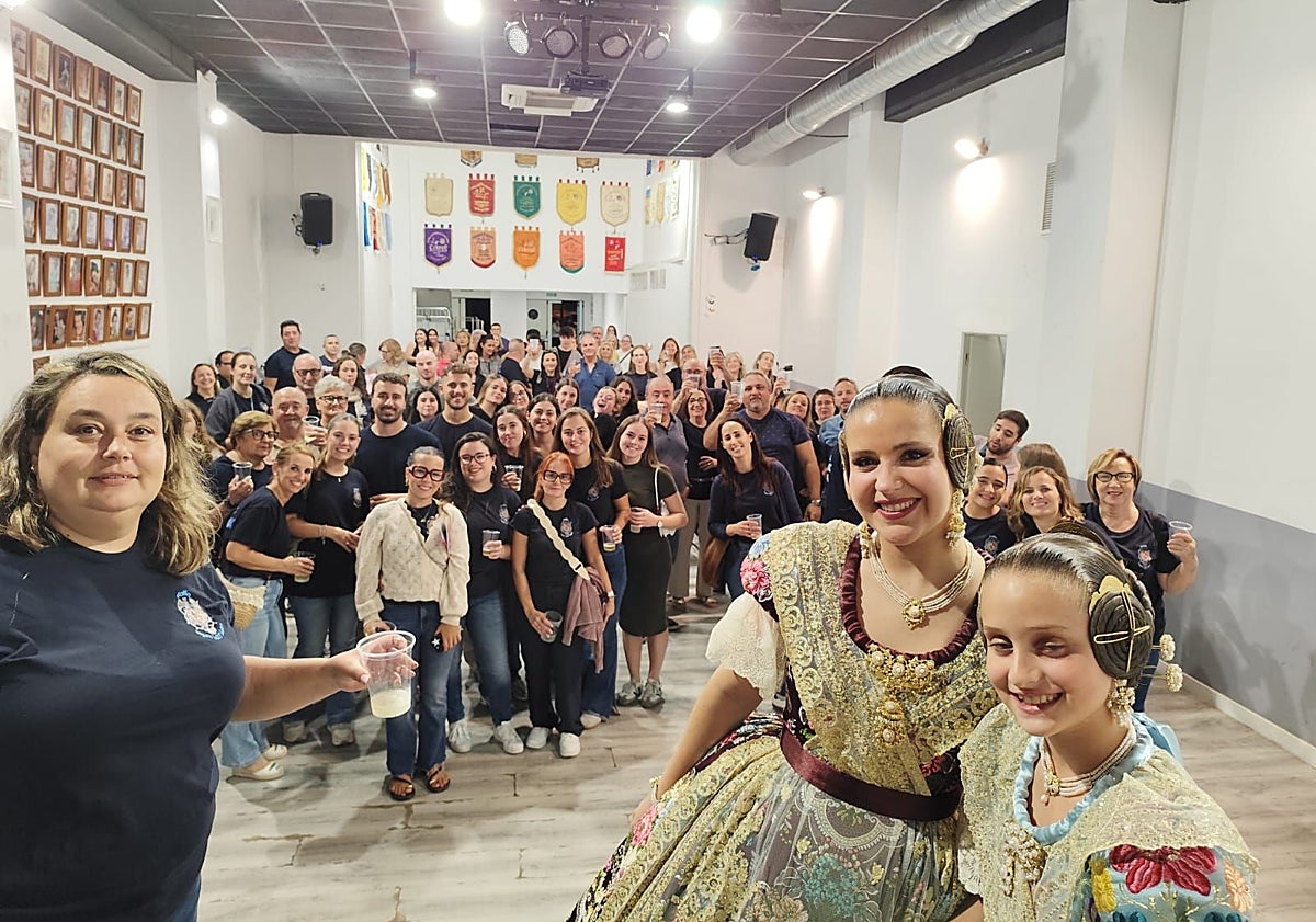 Imagen principal - Jimena Noguera y los falleros de Sagunto-San Guillem; Ani Torregrosa dando un discurso en San Vicente-Marvá y Virginia Pulido, de Marqués de Montortal-José Esteve.
