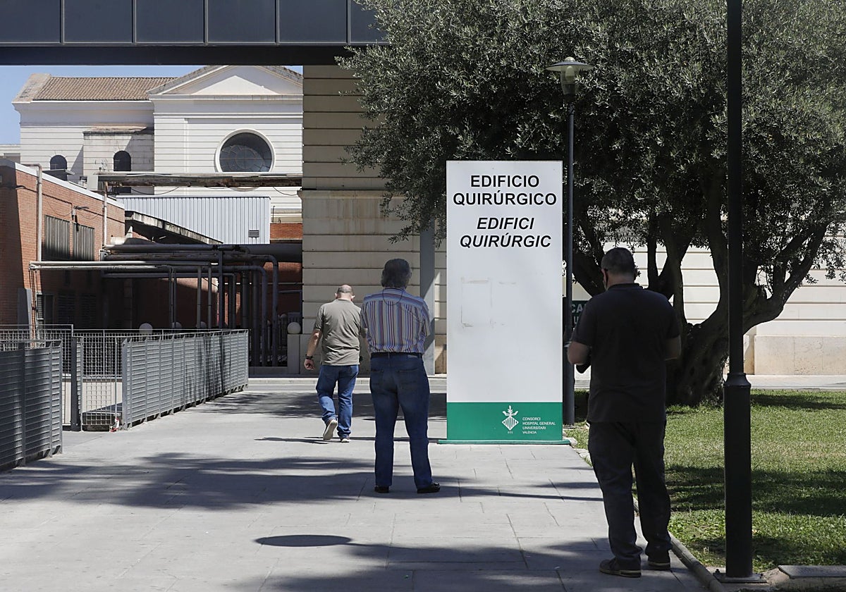 Entrada del edificio quirúrgico del Hospital General Universitario de Valencia.