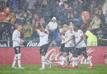 La vergüenza de LaLiga: el Valencia-Oviedo sigue sin suspenderse pese a la alerta roja