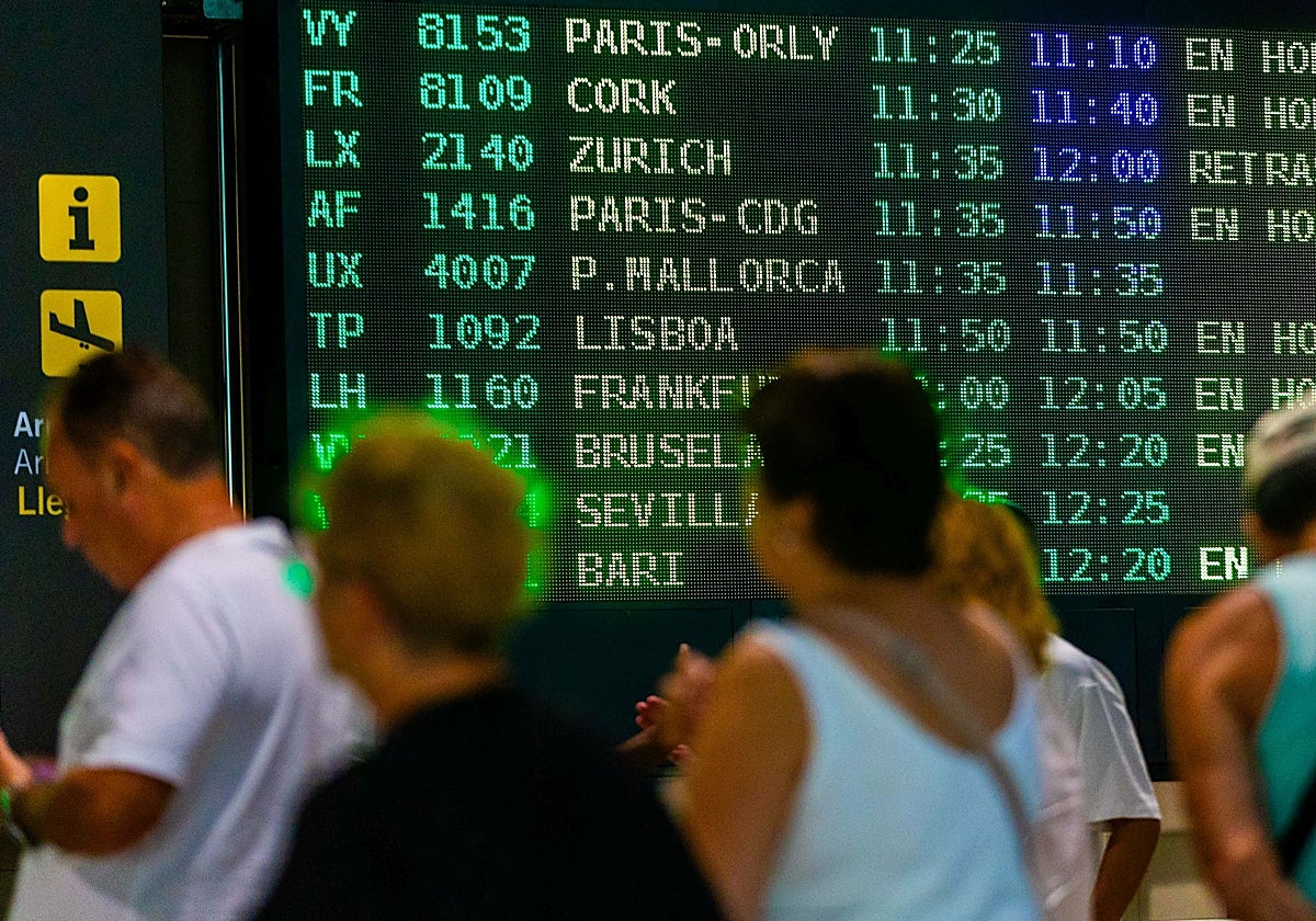 Panel de llegadas del aeropuerto de Manises.