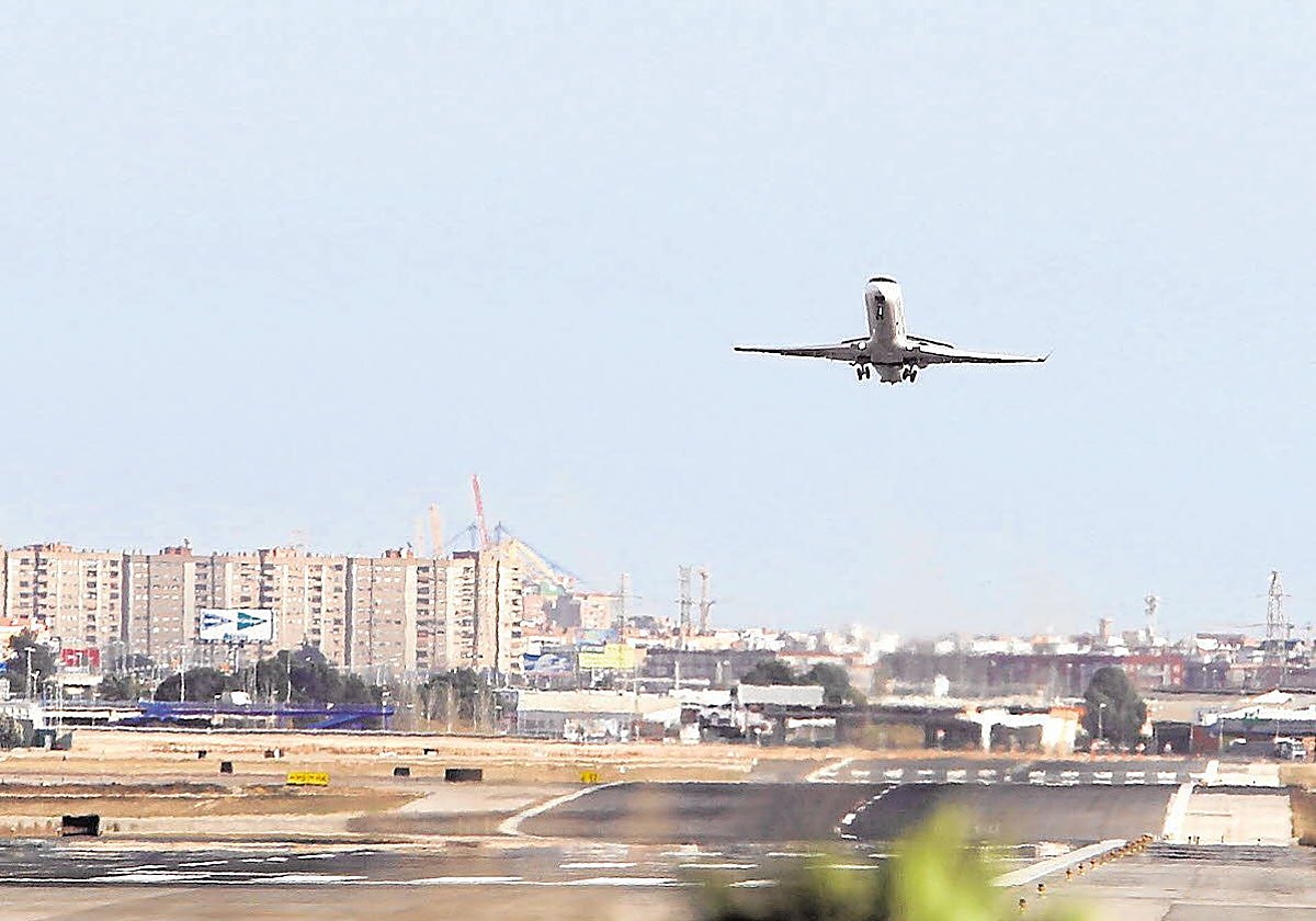 Un avión despega del aeropuerto de Manises, Valencia, en enero de 2025.