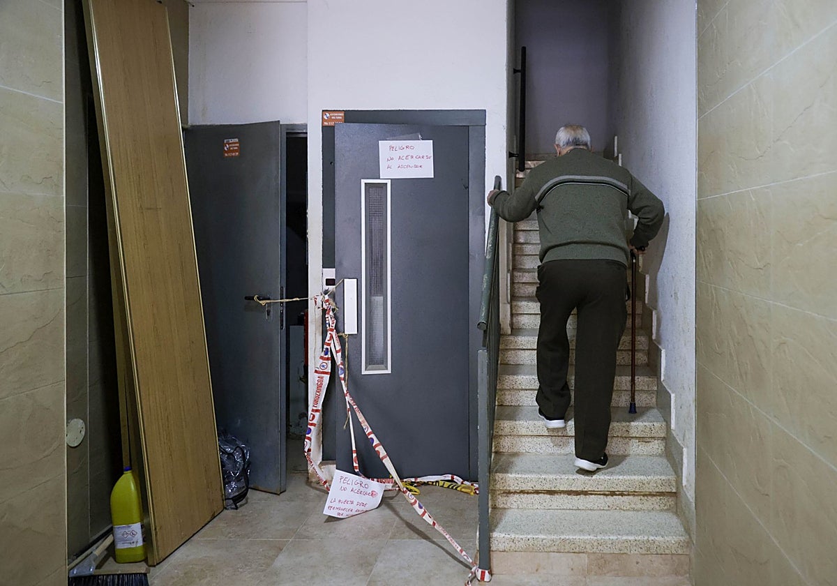 Un ascensor averiado en Paiporta.