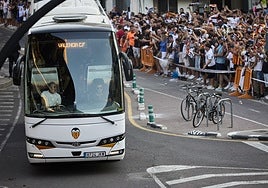 Llegada del autobús del Valencia en un partido disputado en Mestalla.