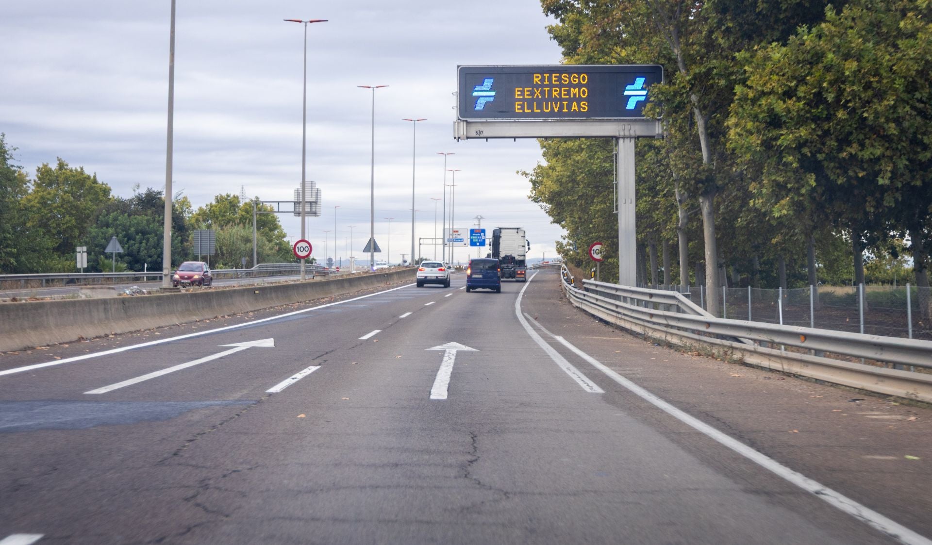 Calles inundadas en la provincia de Valencia por las fuertes lluvias de este lunes