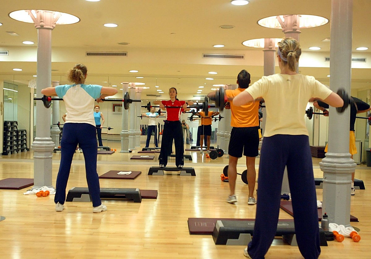 Varias personas entrenan en un gimnasio.