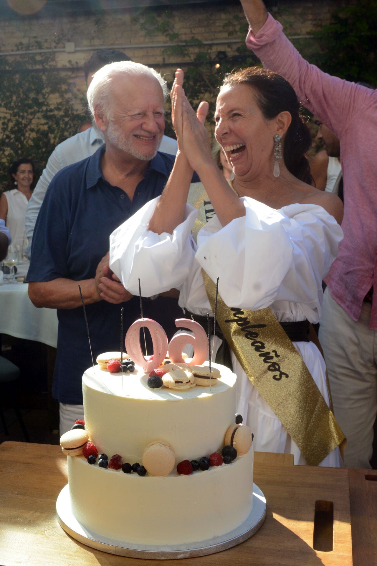 Cuchita, con su tarta de cumpleaños, acompañada de su marido.