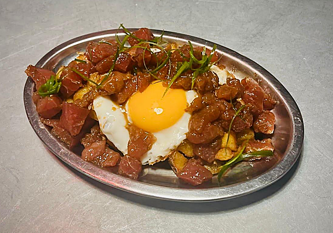 Los huevos rotos con atún fresco en tartar