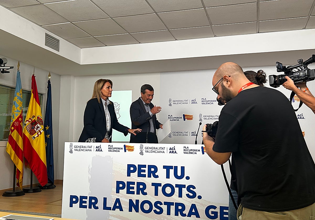 Los consellers Camarero y Gómez, antes de la rueda de prensa.