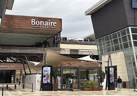 El centro comercial de Aldaya, casi desierto en su apertura este lunes.