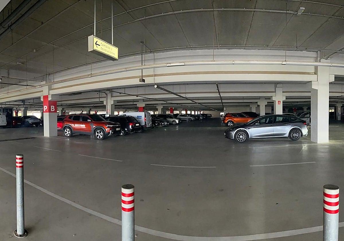Vehículos aparcados este lunes en el parking superior de Ikea.